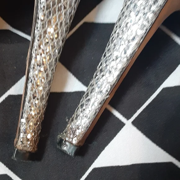 * Badgley mischka silver sparkle peep toe heels, size 8 - Picture 10 of 12